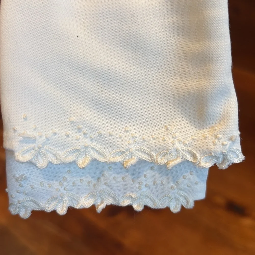 Elegant White Ivory Vintage 50s Gloves wrist length with embroidered Trim Sz 7